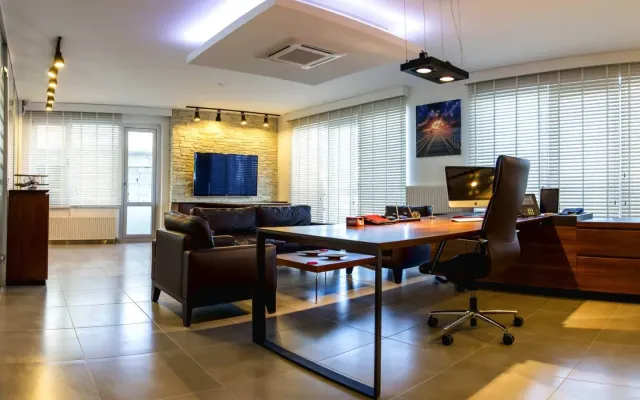 How should dark color office design be? 