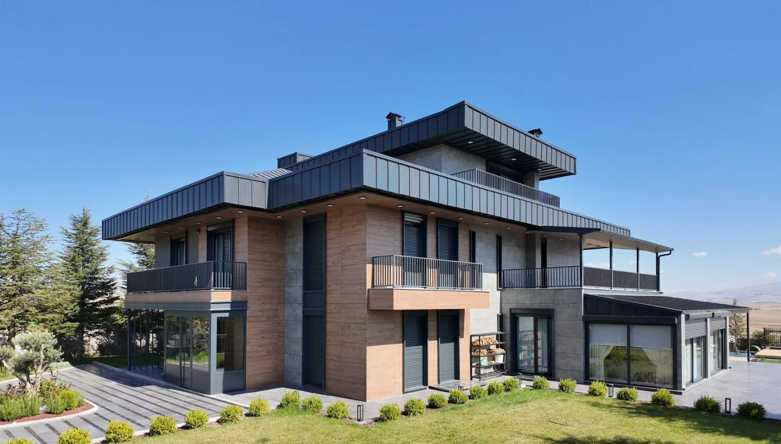 Captivating with its contemporary silhouette and fine lines, this structure blends aesthetics and naturalness on its…