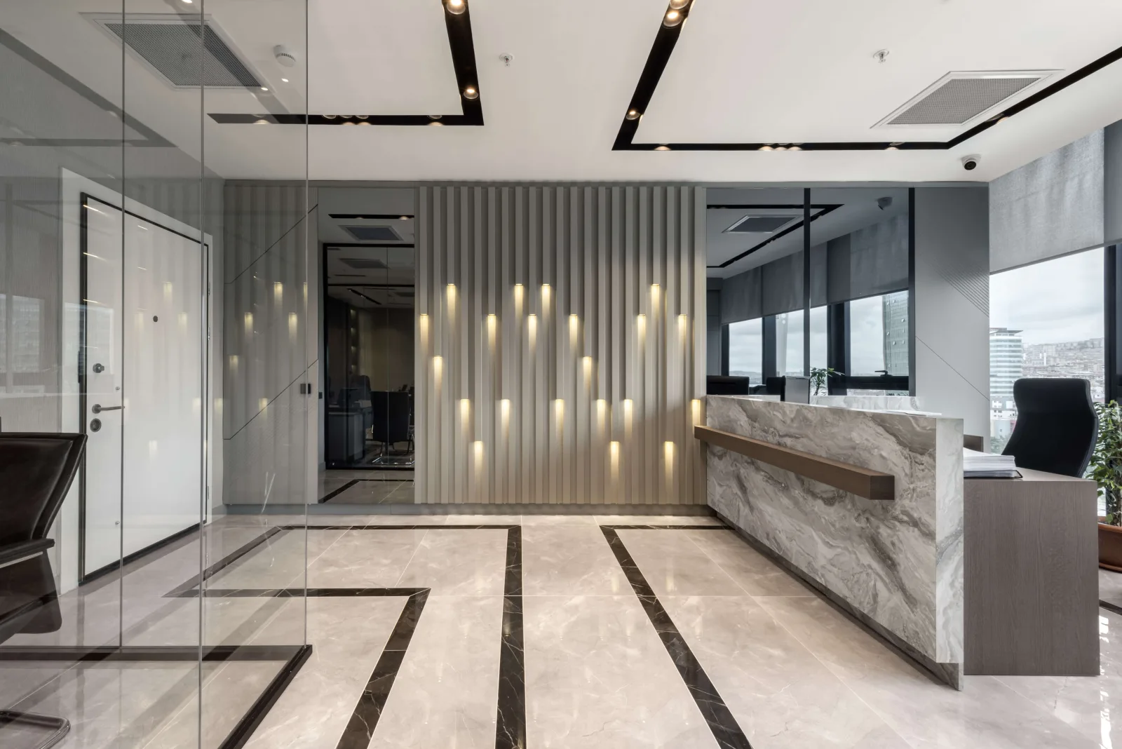 Through the elegant vertical timber panels we preferred in our spatial arrangement, we optically elevated the ceiling…